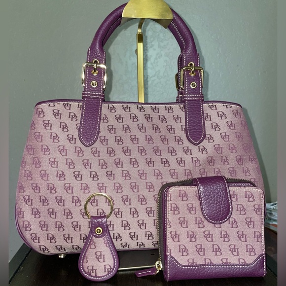 Dooney & Bourke Handbags - DOONEY AND BOURKE SIGNATURE PURPLE HANDBAG PURSE WALLET KEYRING SET RARE HTF